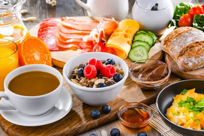 Table de brunch avec café, œufs, charcuterie, fromage et fruits, le brunch du dimanche à La Croix Verte à Vich